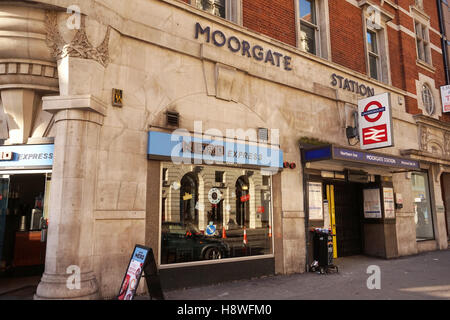 Moorgate la Stazione della Metropolitana di domenica, London, Regno Unito Foto Stock