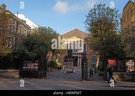 Statua di John Wesley al di fuori di Wesley Chapel, City Road, Londra Foto Stock