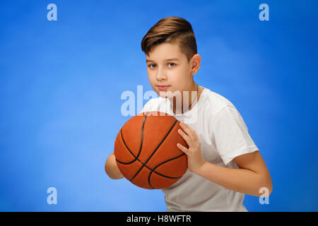 Adorabile ragazzo di 11 anni bambino con basket ball Foto Stock