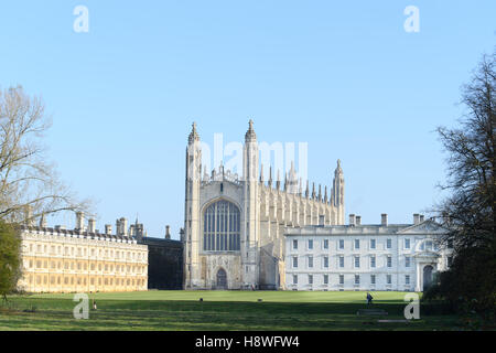 King's College di Cambridge, Inghilterra, come si vede dal retro, con Clare College sulla sinistra. Foto Stock