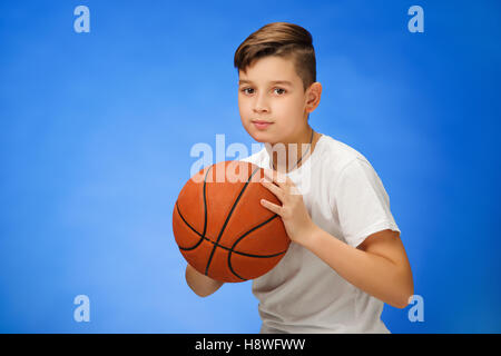 Adorabile ragazzo di 11 anni bambino con basket ball Foto Stock