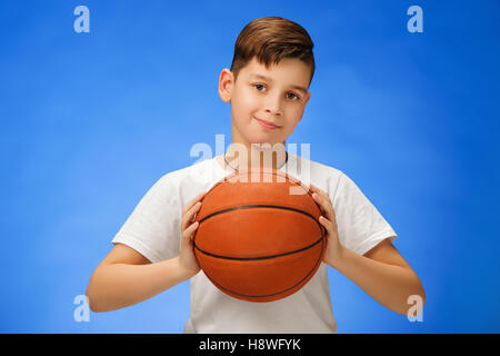 Adorabile ragazzo di 11 anni bambino con basket ball Foto Stock