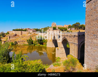 Spagna, Castiglia La Mancha, Toledo, vista del San Martin il ponte sul fiume Tagus. Foto Stock