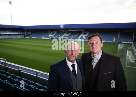 Nuovo Queens Park Rangers manager Ian Holloway (sinistra) e allenatore di Marc Bircham pongono dopo la conferenza stampa a Loftus Road, Londra. Foto Stock