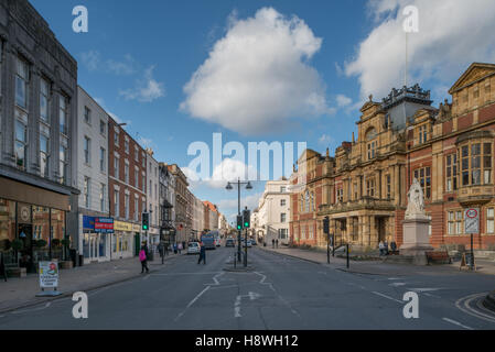 Il Municipio (destra) e visualizza in basso la sfilata, Leamington Spa Warwickshire, Inghilterra, Regno Unito Foto Stock