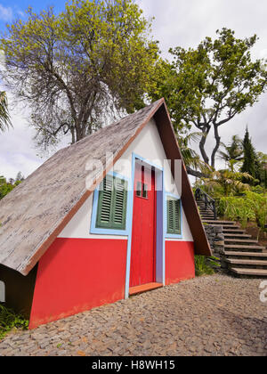 Il Portogallo, Madera, Funchal, Monte, vista la tipica casa di Madeira da Santana nel Monte Palace giardino tropicale. Foto Stock