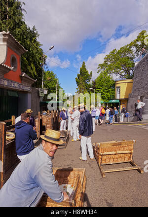 Il Portogallo, Madera, Funchal, Carreiros do Monte, vimini Toboggan Sled Ride da Monte a Funchal. Foto Stock