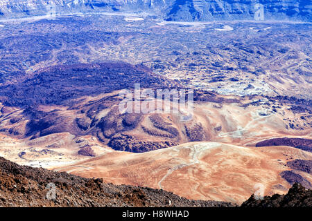 Vista aerea da Mount Teide, Tenerife, Isole Canarie, oltre il paesaggio vulcanico di diverse forme a formazione di roccia, pianure laviche Foto Stock