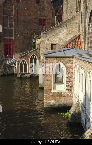 Centro storico di San Giovanni Ospedale (il Sint-Janshospitaal) e la città di canal, Belgio, Bruges Foto Stock