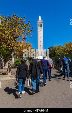 Berkeley, CA, Stati Uniti d'America, la folla di persone a piedi, presso la University of California a Berkeley, gli studenti del campus, andare alla partita di calcio Foto Stock