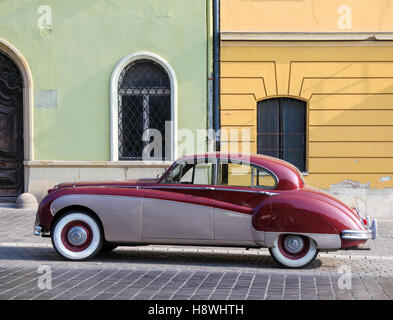 Oldtimer parcheggiata in una strada di Budapest, Ungheria Foto Stock