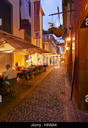 Il Portogallo, Madera, Funchal, crepuscolo vista della Santa Maria Street. Foto Stock