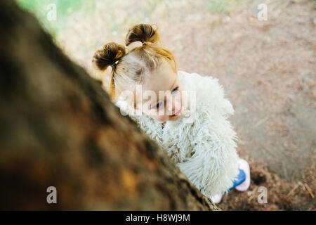 Carino bambina è giocare all'aperto Foto Stock