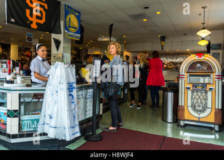 San Francisco, CALIFORNIA, Stati Uniti, persone all'interno del ristorante Old Fashioned American Vintage retro Diners 'mel', donna che paga al bancone della Cassa, design degli interni Foto Stock