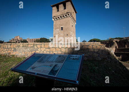 Roma, Italia. Xvi Nov, 2016. Una vista generale mostra l antico Circo Massimo sito archeologico dopo il restauro e la sua apertura al pubblico nel corso di una anteprima stampa a Roma. © Andrea Ronchini/Pacific Press/Alamy Live News Foto Stock