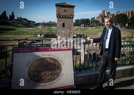 Roma, Italia. Xvi Nov, 2016. Parrocchia Presicce Claudio durante una anteprima di stampa dell'antico circo Massimo sito archeologico dopo il restauro e la sua apertura al pubblico di Roma. © Andrea Ronchini/Pacific Press/Alamy Live News Foto Stock