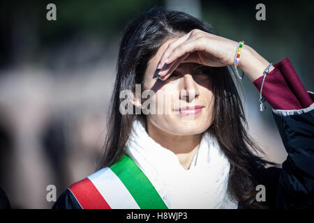 Roma, Italia. Xvi Nov, 2016. Roma sindaco di Virginia Raggi assiste a premere anteprima dell'antico circo Massimo sito archeologico dopo il restauro e la sua apertura al pubblico di Roma. © Andrea Ronchini/Pacific Press/Alamy Live News Foto Stock