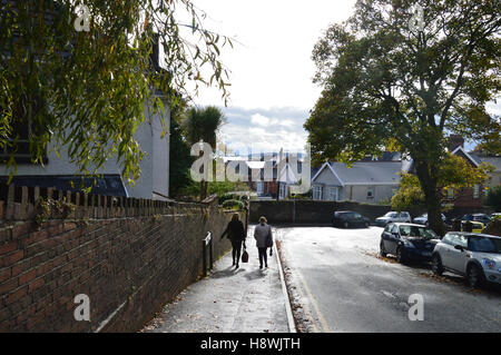 Le donne a piedi verso il basso Cwmdonkin Drive in montagna, Swansea Foto Stock