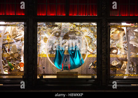 Liberty department store " schiaccianoci " Natale a tema vetrina Natale Londra, Regno Unito Foto Stock