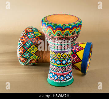 Due decorate in ceramica colorata calice tamburi (calice tamburo, tarabuka, darbuka) Foto Stock