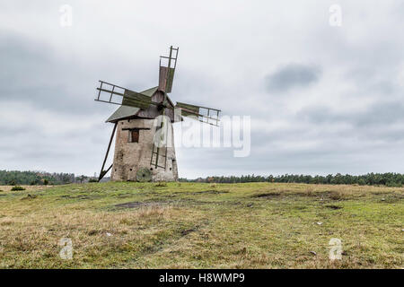 Mulino a vento sul campo su Gotland (Svezia). Foto Stock