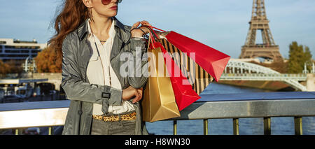 Ottieni il tuo sacchetti pronti per la Parigi d'autunno. vendita moda giovane-monger con borse per lo shopping cercando riposo Foto Stock