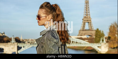 Ottieni il tuo sacchetti pronti per l'autunno a Parigi le vendite. Ritratto di giovane donna elegante con borse per lo shopping a Parigi in Francia a piedi Foto Stock
