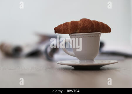 Riviste croissant al caffè Foto Stock