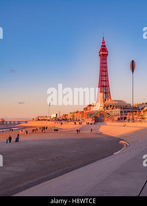 La Blackpool Tower e la spiaggia con la sera presto la luce del sole, Blackpool, Lancashire, Regno Unito. Foto Stock