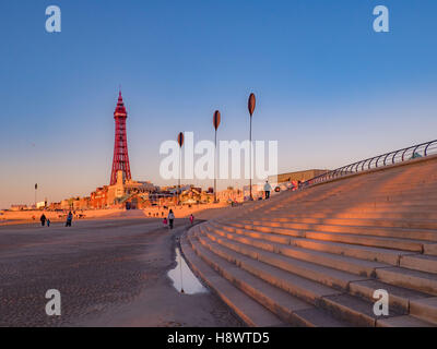 La Blackpool Tower e la spiaggia con la sera presto la luce del sole, Blackpool, Lancashire, Regno Unito. Foto Stock