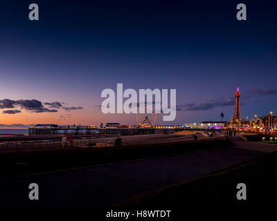 La Blackpool Tower, Central Pier, Promenade e illuminazioni, sera, Blackpool, Lancashire, Regno Unito. Foto Stock