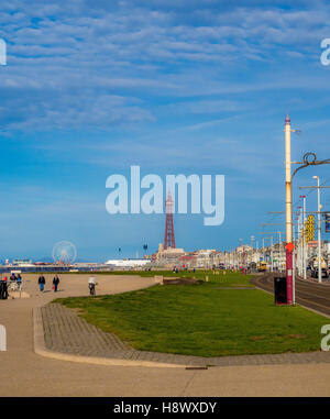 La passeggiata sul lungomare torre in distanza, Blackpool, Lancashire, Regno Unito. Foto Stock