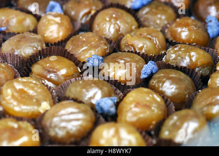 Francese o di castagno marron glace caramelle sul display in un negozio, una specialità stagionali per celebrare il Natale Foto Stock