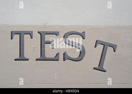 La parola 'TEST' dipinta in un serif tipo di scrittura su una parete Foto Stock