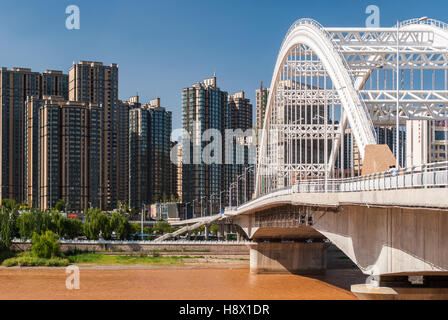 Il Yuantong ponte sopra il fiume Giallo a Lanzhou (Cina) Foto Stock