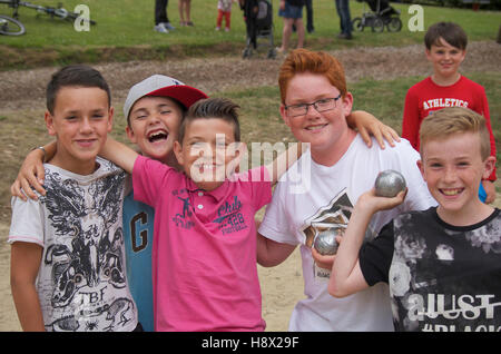 Gruppo di felice Breton per bambini in un gioco di bocce Foto Stock