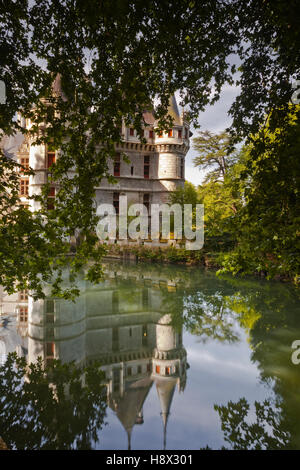 Uno dei primi castelli rinascimentali oggi permanente, il castello di Azay-le-Rideau è stato costruito nel corso del XVI secolo. Foto Stock