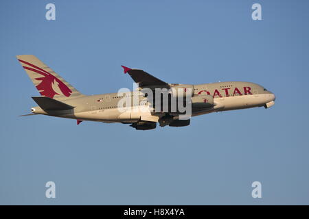 Qatar Airways Airbus A380 A7-APF uscire dall aeroporto di Heathrow di Londra, Regno Unito Foto Stock