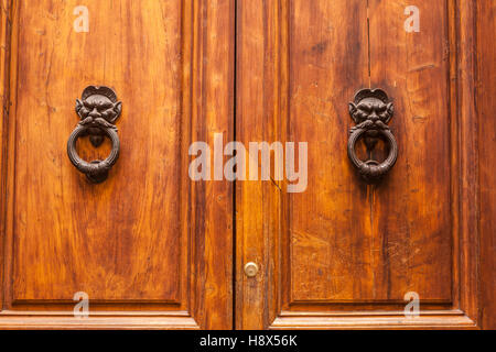 Una vecchia porta respingente su una porta a Firenze, Italia. Foto Stock