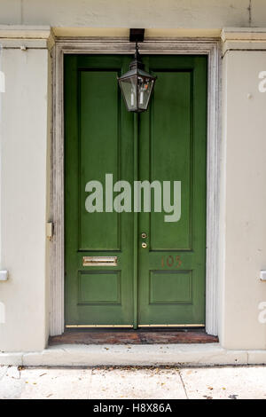 Una porta verde sul re del mercato incontro broad street Charleston, Carolina del Sud Sud architettura interior design esterno Foto Stock
