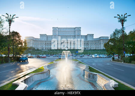 Bucarest il Parlamento con la fontana di fronte ad esso. La Romania Foto Stock