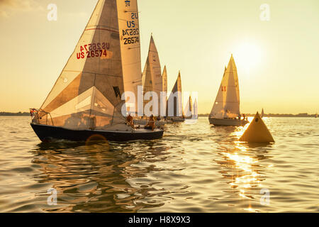 Neenah, WI - 2 Agosto 2016: Barche a vela in gara una gara stagionale che si tiene ogni sera Tuessday durante l'estate Foto Stock