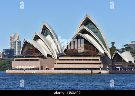 Vista di iconica Sydney Opera House di tutto il porto. Foto Stock