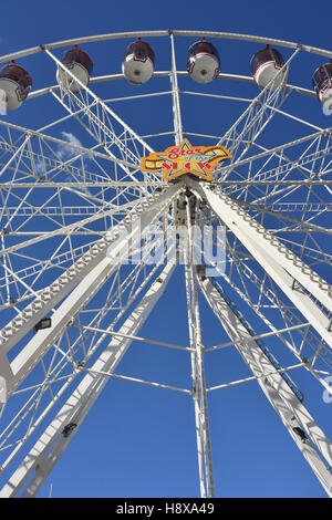 Dettaglio di una piccola ruota panoramica Ferris contro il cielo blu sullo sfondo Foto Stock