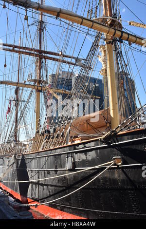 Scafo e piloni del restaurato tallship James Craig in Australian National Maritime Museum di Sydney Foto Stock