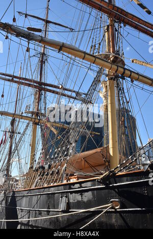 Scafo e piloni del restaurato tallship James Craig in Australian National Maritime Museum di Sydney. Foto Stock