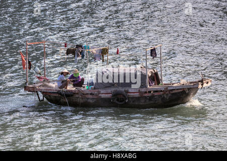 Fisher barca nella baia di Halong, Vietnam, Indocina, Asia Foto Stock