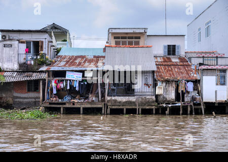 La vita lungo il fiume Mekong in Cai Be, il Delta del Mekong, Vietnam Asia Foto Stock