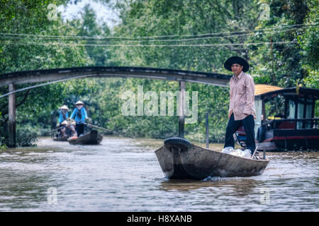 La vita lungo il fiume Mekong in Cai Be, il Delta del Mekong, Vietnam Asia Foto Stock