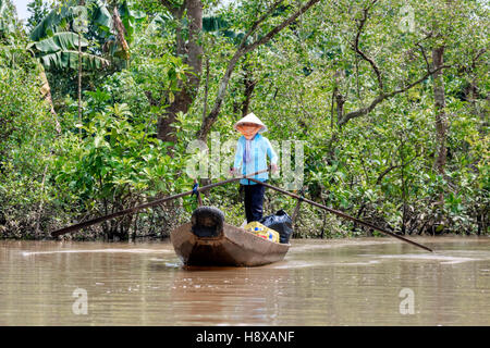 Donna canottaggio un sampan barca sul fiume Mekong in Cai Be, il Delta del Mekong, Vietnam Asia Foto Stock